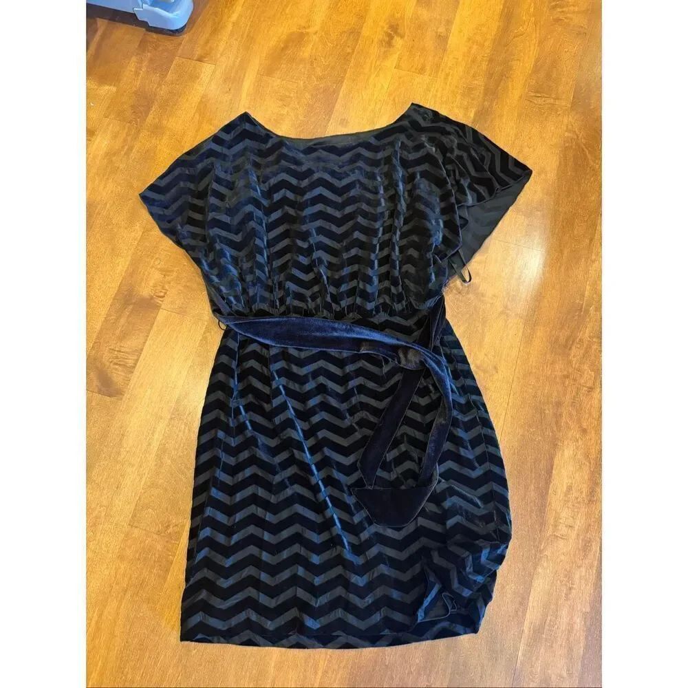 Woman’s White House, black market belted midi dress size small